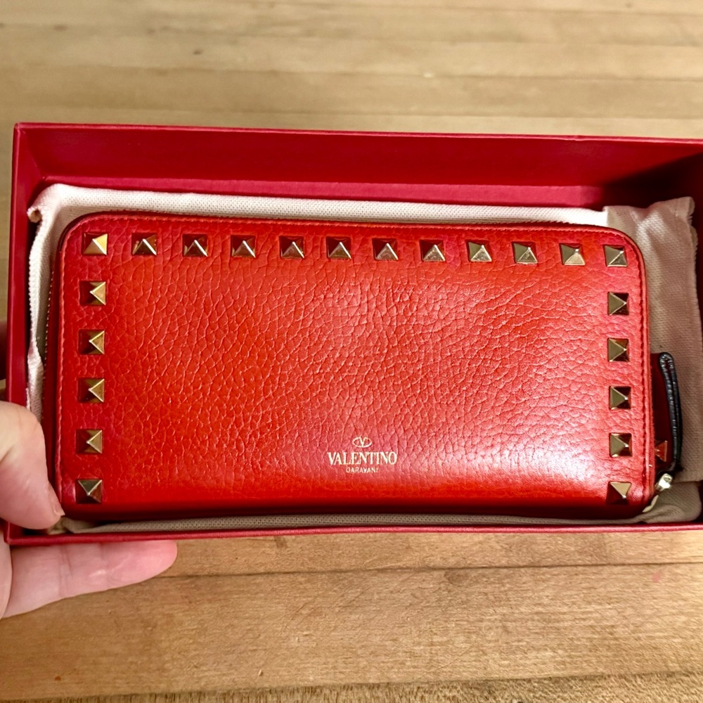Valentino Garavani Red Pebbled Leather Rockstud Zip Around Continental Wallet - Picture 10 of 13